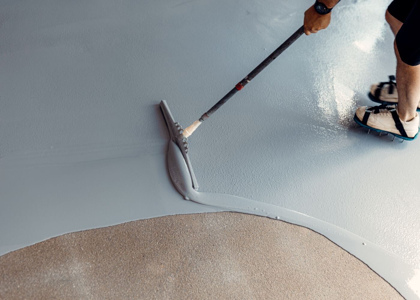 applying epoxy resin floor
