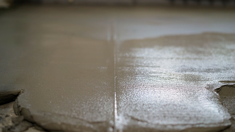 a photo of the process of laying screed